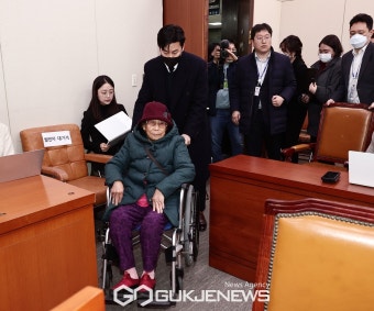 외통위 들어오는 양금덕 할머니