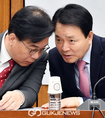성일종 국민의힘 정책위의장과 송언석 수석 부대표 대화