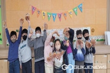 진천 문백초등학교, 홍종흔 동문 사랑의 빵 전달 훈훈