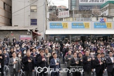 [성호 임시시장 개장식] 국기에 경례하는 신상진 성남시장