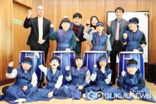 송진호 천율대표, 부림초등학교 봉수분교 학생들에 공연복 전달