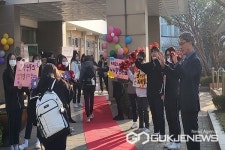 청주중앙여자중학교 학생자치회, 등교맞이 행사 가져