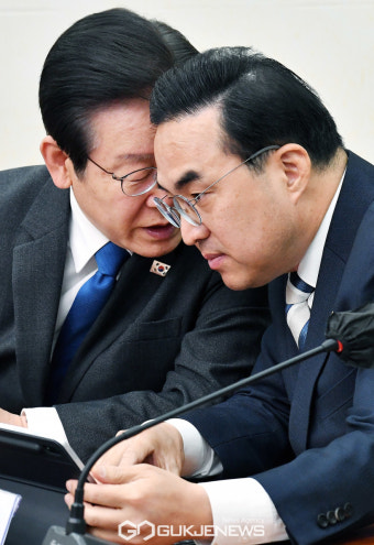 이재명 더불어민주당 대표와 박홍근 원내대표 대화