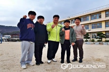 옥천 동이초등학교 황선건 운영위원장, 재능 기부 눈길