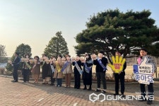 진천 이월중학교, 등교 학생 맞이 하이파이브 운동 전개