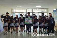옥천 이원중학교에 이원청년회, 체육복 전달