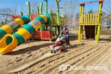 부안군, 봄맞이 매창공원 어린이놀이시설 모래소독 실시