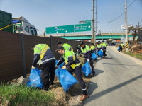 용진실업(주), 용인시 신갈광장 외식타운 환경정화 봉사활동에 구슬땀