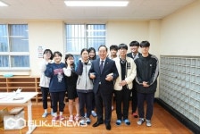 [포토] 부산 금곡고 학생들과 기념촬영 하는 하윤수 교육감