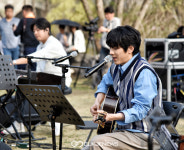 [국제포토] 서울대공원에 뜬 가수 홍이삭