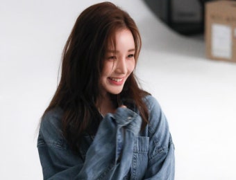 '4살 연상' 남편과 부모 된 배우 윤진이 '딸 안전하게 출산'