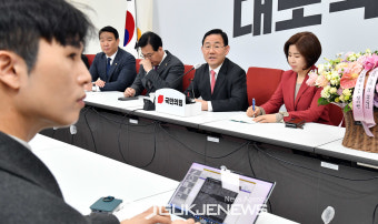 퇴임 기자회견서  발언하는 주호영 원내대표