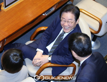 동료의원과 대화를 나누는 이재명 대표