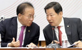 대화하는 윤재옥 국민의힘 원내대표와 이철규 사무총장