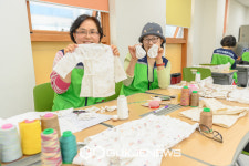 양천구, 서울시 최초 출산 축하 손바느질 배냇저고리 전달