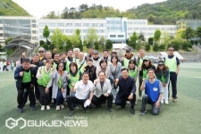 [포토] 성도고 총동문회 가족체육대회서 기념촬영 하는 하윤수 교육감