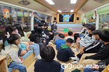 영동 초강초등학교, 꿈의 책버스 체험 실시