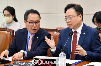 박민수 2차관과 대화하는 조규홍 보건복지부 장관