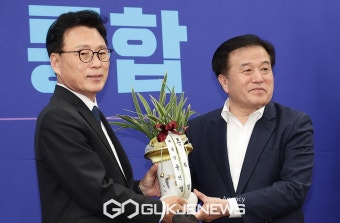 취임 축하 난 전달하는 이진복 정무수석