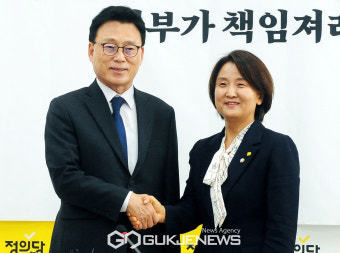 악수하는 박광온 원내대표와 이은주 원내대표