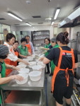 평창군사회복지협의회, 용평면 어르신께 직접 만든 삼계탕 대접