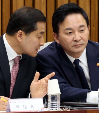 대화하는 박대출 국민의힘 정책위의장과 원희룡 국토교통부 장관