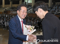 [포토] 영남고등학교 학생과 축하 인사 악수하는  홍준표 대구광역시장