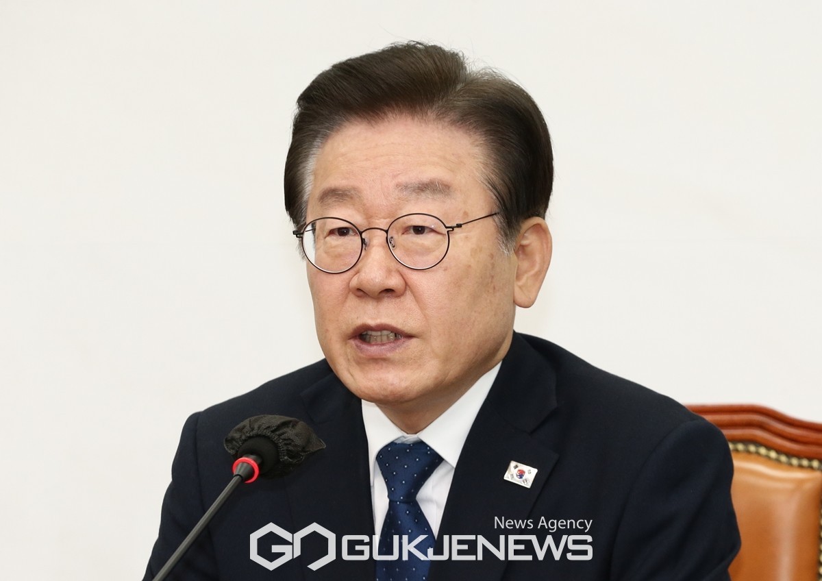 이재명, 5·18민주묘지 참배…민주주의 정신 다짐 밝혀