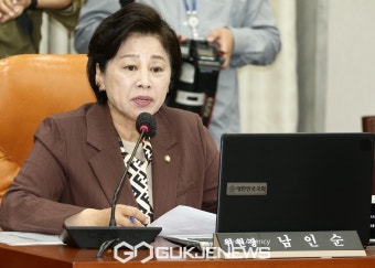 발언하는 남인순 정치개혁특별위원회 위원장