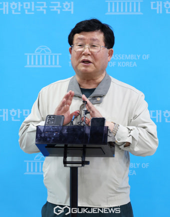 취재진의 질문에 답하는 더불어민주당 설훈 의원
