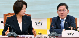 대화하는 배진교 정의당 원내대표와 이은주 의원
