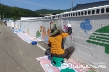 영동 담이랑가족 봉사단, 주민과 함께한 호랑이 벽화작업 눈길