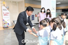 양주시의회, 어린이집 아이들이 그린 행복한 젖소그림 전시