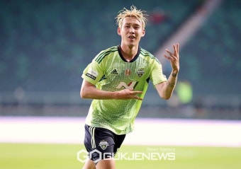 환상적인 감아차기 결승골로 팀 승리를 이끈 전북현대 송민규, 