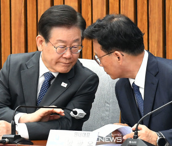 이재명 더불어민주당 대표,박광온 원내대표와 대화