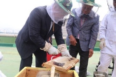 어기구 의원, 국회 양봉장 꿀 뜨기 행사 참석