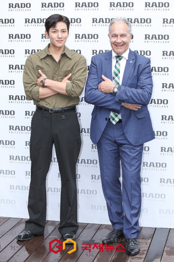 [GJ포토] 배우 지창욱, '라도 CEO 아드리안 보스하르트와 함께