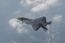 국산 KF-21 보라매 시제6호기 최초비행 성공…33분간 비행