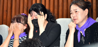 눈물흘리는 이태원참사 유가족