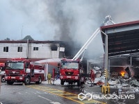 남원 식품회사 (주)지엠에프 화재-잔불정리중 샌드위치 패널속 불길 잡히지 않아 소방당국 곤혹