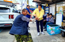 영천시, 더위 물렀거라…공설시장 인근 버스승강장 얼음·생수 비치