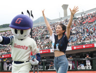 하트 시구로 손성빈 선수 설레게 한 슈퍼모델 권은진...승리의 시구여신
