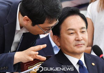 관계자와 대화하는 원희룡 국토교통부 장관