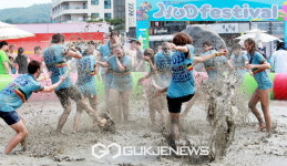[포토] 뜨거운 폭염 열기만큼 후끈한 보령 머드축제