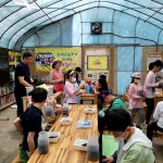 사천시 곤충사육농가 체험…토마스 농장 방문기