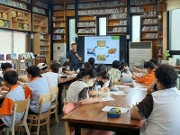 사천시 곤충사육농가 체험…토마스 농장 방문기