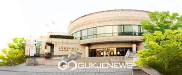 시간과 기억의 기다림, 초월과 진관사 태극기