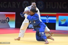 기술 시도하는 레오니 시지크