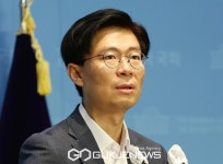 기자회견하는 조정훈 의원