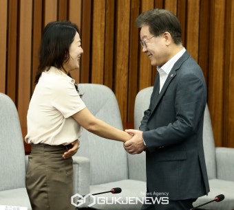 악수 나누는 이재명 대표
